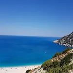 아파트 Alexia Ferentinou *